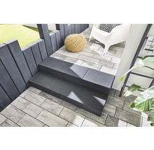 Terrasse mit Treppe, Pflastersteinen und Mauerelementen