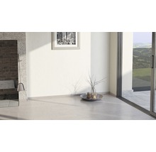 Heller Raum mit Kamin, Dekoration und Schiebetür