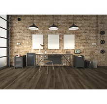 Ein Arbeitszimmer mit Schreibtisch, Stuhl und Holzboden.