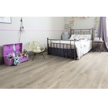 Kinderzimmer mit hellem Holzboden, Bett und Spielzeugkiste