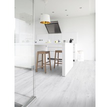 Helle Küche mit Kücheninsel, Barhockern und Holzboden