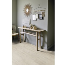 Einrichtungsbeispiel mit einem Holztisch und Dekoration in einem hellen Raum.