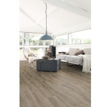 Heller Raum mit Laminatboden, Sofa, Sessel und Lampe