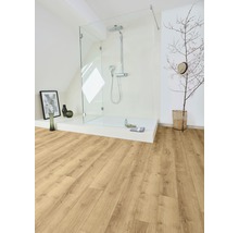 Modernes Badezimmer mit Duschkabine, Holzfußboden und minimalistischer Dekoration