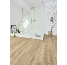 Helles Badezimmer mit Dusche und Holzboden