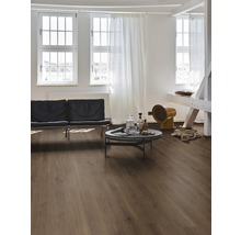 Wohnzimmer mit Laminatboden, Sofa und Tisch