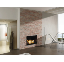 Badezimmer mit Kamin und Steinwand