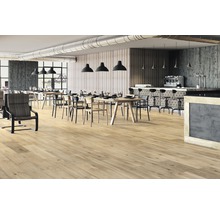 Innenraum eines Restaurants mit Holzboden, Tischen und Stühlen