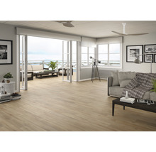 Heller Wohnraum mit Holzboden, Sofa, Fenstern und Terrassentür