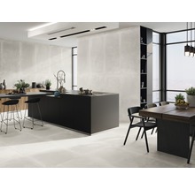 Helle Küche mit Kücheninsel, Essbereich und Bodenfliesen