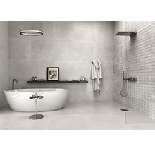 Modernes Badezimmer mit freistehender Badewanne, grauen Fliesen und begehbarer Dusche