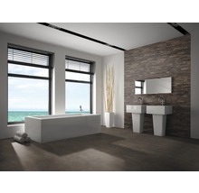 Helles Badezimmer mit Badewanne, zwei Waschbecken und Holzwand