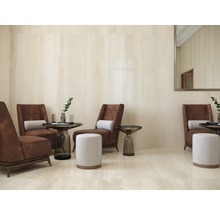 Beige Fliesen an Wand und Boden mit Sitzecke und Spiegel