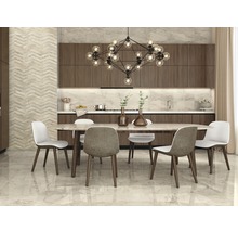 Heller Essbereich mit Esstisch, Stühlen und moderner Beleuchtung vor Küchenkulisse