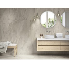 Modernes Badezimmer mit Marmorfliesen, Waschtisch mit zwei Waschbecken und runden Spiegeln