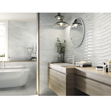 Modernes Badezimmer mit weißen Fliesen in Wellenoptik, Waschtisch aus Holz und ovalem Spiegel