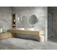 Helles Badezimmer mit Doppelwaschbecken, Spiegeln, Duschkabine und grauen Marmorfliesen.