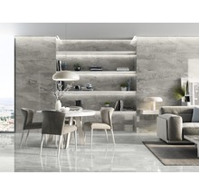 Wohnzimmer mit Marmorfliesen, Esstisch und Regalen mit Beleuchtung