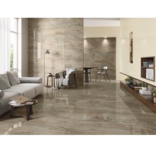 Heller Wohnraum mit Bodenfliesen in Marmoroptik, Sofa, Tisch und Stuhl.