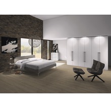 Modernes Schlafzimmer mit Bett, Kleiderschrank, Sessel und Dekor