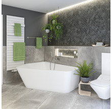 Badezimmer mit Badewanne, Toilette, Heizkörper und Pflanzen