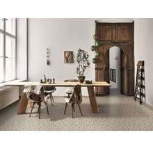 Esszimmer mit Holztisch, Stühlen und dekorativem Bodenmuster.