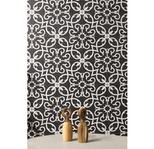 Wandfliesen mit dekorativem Muster und zwei hölzerne Mühlen auf einer Oberfläche