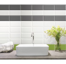 Badezimmer mit weißen und grauen Metro Fliesen, Waschbecken und Dekoration