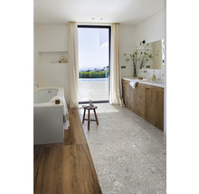 Helles Badezimmer mit Badewanne, Waschtisch und großem Fenster