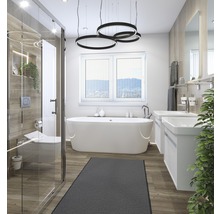 Badezimmer mit Dusche, Badewanne, Waschbecken, Spiegel und Beleuchtung