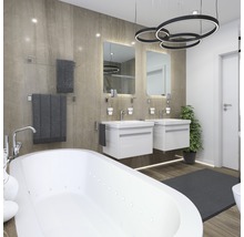 Badezimmer mit Badewanne, zwei Waschbecken mit Spiegeln und Handtüchern