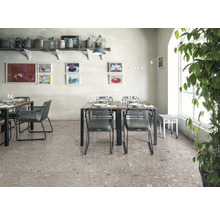 Innenraum mit Esstischen und Stühlen auf einem Terrazzoboden