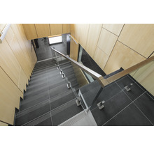 Treppenhaus mit Glasgeländer und Fliesenstufen