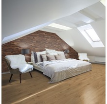 Helles Schlafzimmer mit Bett, Nachttischen, Lampen, Stühlen und Holzboden