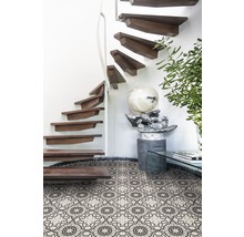 Innenaufnahme mit Treppe, Ornamentfliesen und Dekorationen