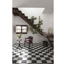 Heller Raum mit Holztreppe, Schachbrettfliesen und Sitzbereich