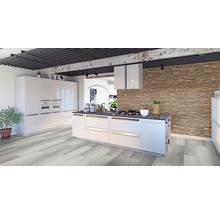 Helle Küche mit Kücheninsel, Einbauschränken und Holzwand