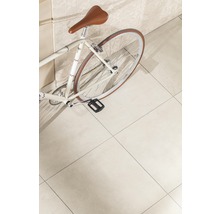 Teilansicht eines Fahrrads an einer Wand