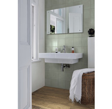 Badezimmer mit Waschbecken, Spiegel und Wäschekorb