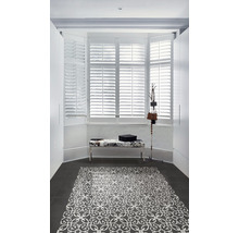 Eingangsbereich mit Fensterläden, Bank und Bodenfliesen mit Muster