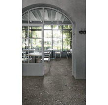 Innenaufnahme eines Restaurants mit Terrazzoboden und Fenstern