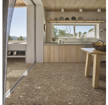 Heller Raum mit Terrazzoboden, Holzküche und Blick ins Freie