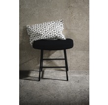 Schwarzer Hocker mit Kissen im Raum