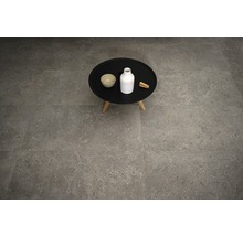 Graue Bodenfliesen im Innenraum mit kleinem Tisch