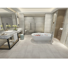 Helles Badezimmer mit Badewanne, Waschbecken und Dusche.