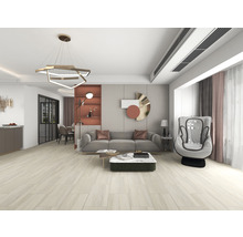 Helles Wohnzimmer mit Sofa, Sessel, Couchtisch und Pendelleuchte