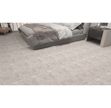 Heller Schlafraum mit Bodenfliesen verlegt