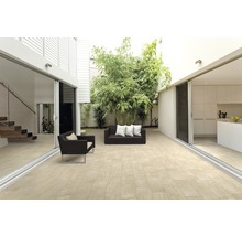 Gepflasterter Innenhof mit Sitzgelegenheiten und Bambus