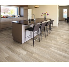 Helle Holzbodenfliesen in einer modernen Küche mit Kochinsel und Barhockern