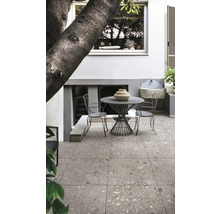 Terrasse mit Tisch, Stühlen und Bodenplatten in Außenbereich